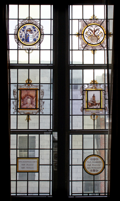 Stadhuis Maastricht, raam in de prinsenkamer, 1918, Antiekglas in lood grisaillezilver, Vensters Marres en Paulissen in de Prinsenkamer van het Stadhuis van Maastricht